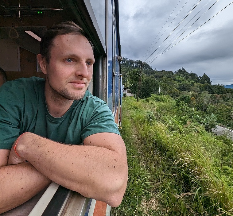 Videograf Patrick Markut während einer Zugfahrt auf Sri Lanka